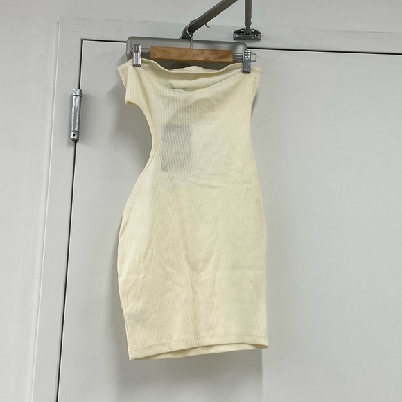 NWT Pretty Little Thing Cutout Body Dress - Size US 6 - Picture 2 of 5